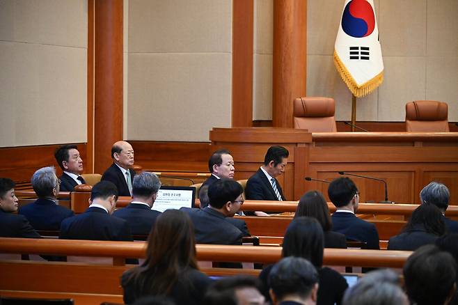 4일 서울 종로구 헌법재판소 대심판정에서 열린 윤석열 대통령 탄핵심판 선고에 정청래 국회 법사위원장 등 국회 탄핵소수단이 앉아 있다. 사진공동취재단