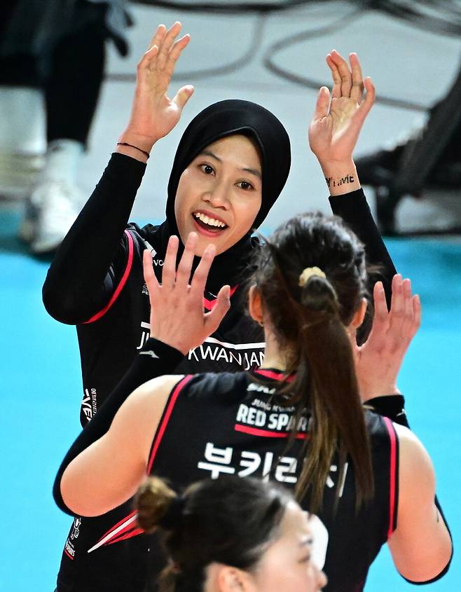 ▲ 정관장 메가가 부키치리와 하이파이브를 나누고 있다. ⓒKOVO