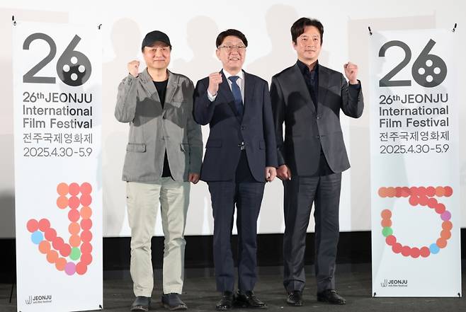 (서울=뉴스1) 권현진 기자 = 우범기 조직위원장(가운데)과 민성욱?정준호(오른쪽) 공동집행위원장이 1일 오후 서울 용산구 CGV용산아이파크몰에서 열린 제26회 전주국제영화제 상영작 발표 기자회견에서 포즈를 취하고 있다. 제26회 전주국제영화제는 올해도 '우리는 늘 선을 넘지'라는 슬로건과 함께 오는 30일부터 5월 9일까지 열흘간 전주 영화의 거리를 비롯해 전주시 일대에서 개최된다. 2025.4.1/뉴스1 Copyright (C) 뉴스1. All rights reserved. 무단 전재 및 재배포, AI학습 이용 금지. /사진=(서울=뉴스1) 권현진 기자