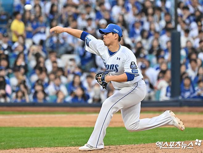 13일 오후 대구삼성라이온즈파크에서 열린 '2024 신한 SOL Bank KBO 포스트시즌' LG 트윈스와 삼성 라이온즈의 플레이오프 1차전 경기, 삼성이 선발 레예스의 호투와 구자욱-김영웅-디아즈의 홈런에 힘입어 LG에 10:4로 승리를 거뒀다. 9회초 2사 2루 삼성 김재윤이 공을 힘차게 던지고 있다. 엑스포츠뉴스 DB