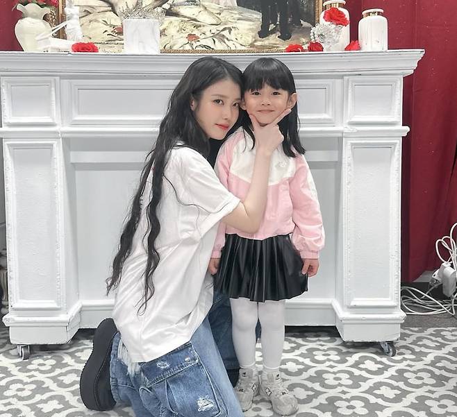 가수 아이유, 아역배우 신채린/사진=신채린 부모 SNS