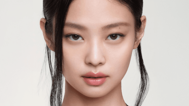 블랙핑크 제니는 중안부가 좁고 귀 모양이 또렷한 것으로 유명하다 |출처: 헤라 인스타그램