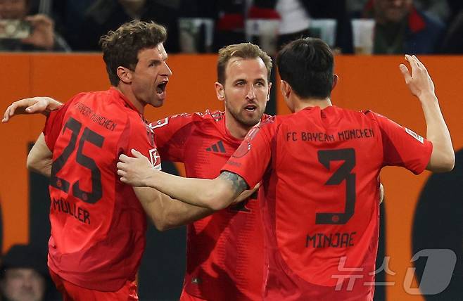 김민재(오른쪽)가 역전골을 넣은 해리 케인(가운데)을 축하하고 있다. ⓒ AFP=뉴스1