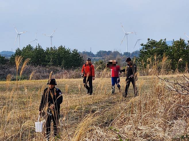 지난 4일 오후 서귀포시 난산리에서 소방대원들이 고사리를 꺾다 실종된 60대 여성 A 씨를 구조하고 있다.(제주소방안전본부 제공. 재판매 및 DB 금지)