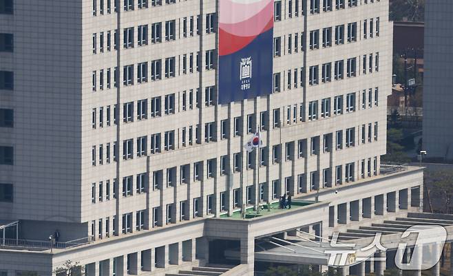 4일 헌법재판소의 윤석열 대통령에 대한 헌법재판소의 파면 선고가 내려지기 전 용산 대통령실에 봉황기가 게양돼 있다. 파면 선고 이후 대통령실 관계자들 봉황기를 내리고 있다. 2025.4.4/뉴스1 ⓒ News1 사진공동취재단