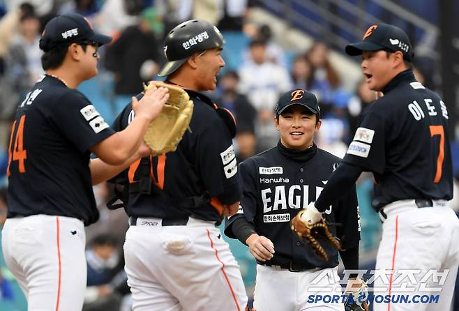5일 대구 삼성라이온즈파크에서 열린 삼성 라이온즈와 한화 이글스의 경기. 승리한 한화 선수들이 기뻐하고 있다. 대구=박재만 기자 pjm@sportschosun.com/2025.04.05/