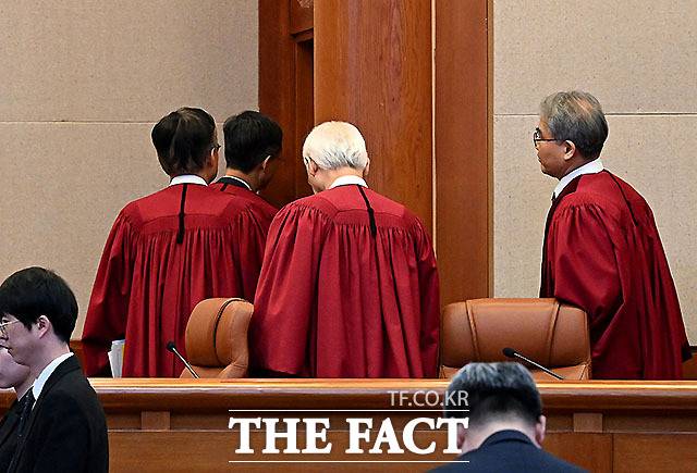 문형배 헌법재판소장 직무대행을 비롯한 재판관들이 4일 오전 서울 종로구 헌법재판소 대심판정에서 윤석열 대통령 탄핵심판 인용 결정을 선고 한 뒤 법정을 나가고 있다. /사진공동취재단