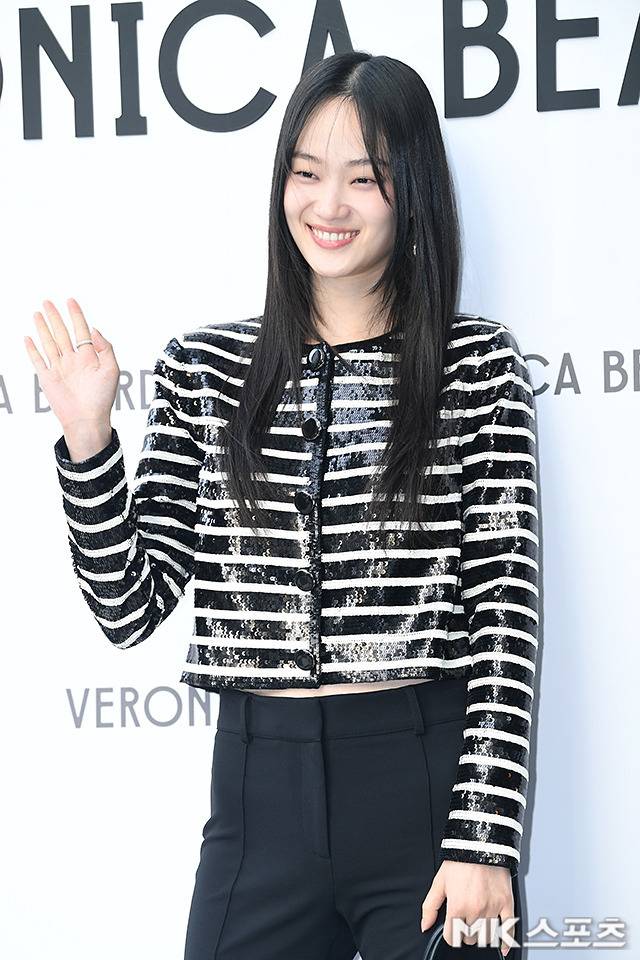 신현지는 블랙 슬랙스와 글리터 스트라이프 크롭 재킷을 매치하며 강렬한 존재감을 드러냈다. 사진=천정환 기자