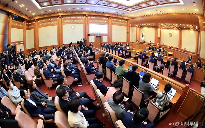 (서울=뉴스1) 사진공동취재단 = 4일 오전 서울 종로구 헌법재판소 대심판정에서 윤석열 대통령 탄핵심판 결정이 선고되고 있다. 2025.4.4/뉴스1 Copyright (C) 뉴스1. All rights reserved. 무단 전재 및 재배포, AI학습 이용 금지. /사진=(서울=뉴스1) 사진공동취재단