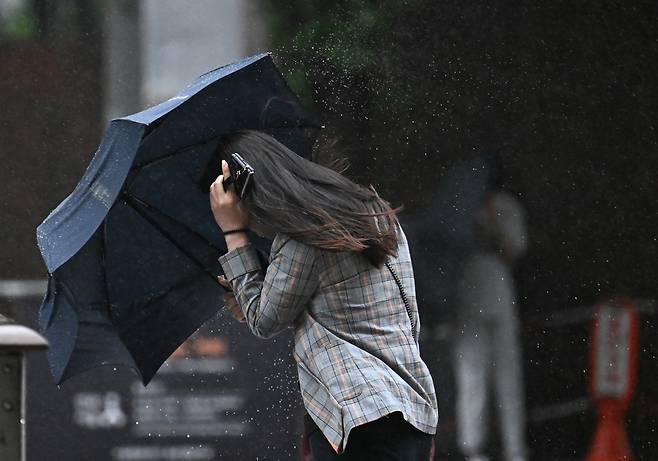 서울 중구 청계광장 일대에서 시민들이 강한 비바람을 맞으며 거리를 지나고 있다. 임세준 기자