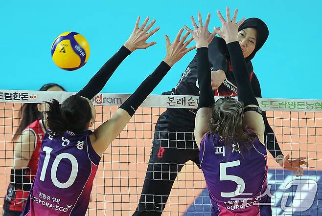 6일 오후 대전 중구 충무체육관에서 열린 프로배구 '2024-2025 도드람 V리그' 여자부 챔피언결정전 4차전, 정관장과 흥국생명의 경기에서 정관장 메가가 공격을 펼치고 있다. 2025.4.6/뉴스1 ⓒ News1 박정호 기자