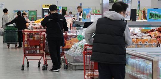 최근 천정부지로 치솟던 커피 원두와 코코아 가격이 최근 하락한 것으로 나타났다. 사진은 대형마트에서 시민들이 장을 보고 있는 모습. 연합뉴스