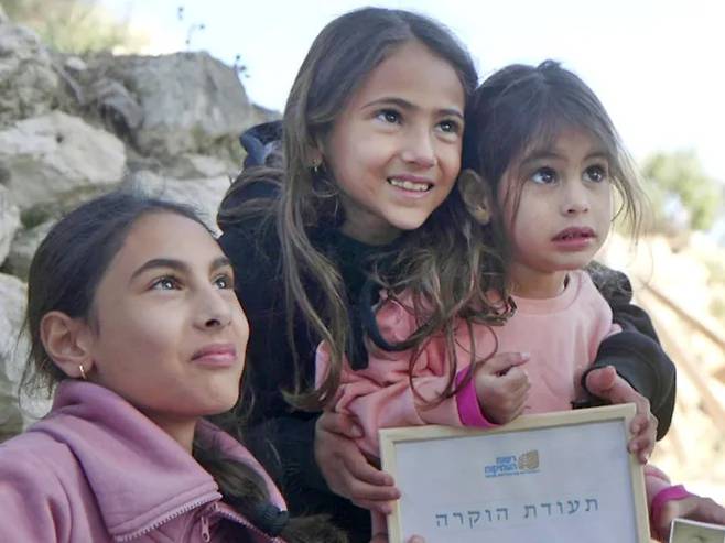 3800년 전 이집트 유물 스카라베를 주운 이스라엘 소녀 지브 니잔(오른쪽)과 언니들. 사진=Israel Antiquities Authority