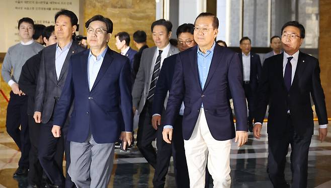 권영세 국민의힘 비상대책위원장과 권성동 원내대표를 비롯한 국민의힘 의원들이 6일 오후 비공개로 열린 의원총회에 참석하기 위해 국회 예결위장으로 들어가고 있다. 윤운식 선임기자 yws@hani.co.kr