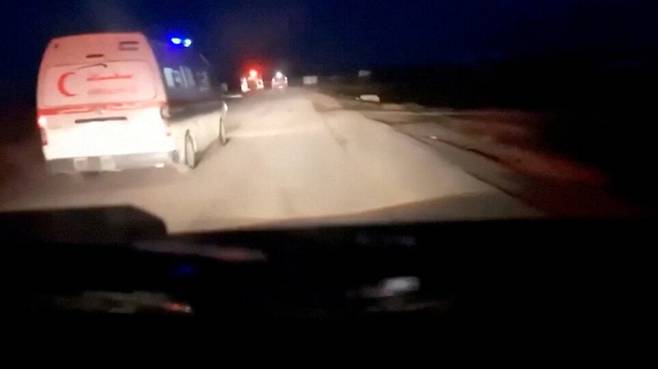 지난달 23일 이스라엘군이 총격을 가해 유엔 직원 한명을 포함해 팔레스타인 의료진과 구급대원 등 15명이 숨졌을 때 촬영된 동영상 화면 중 일부. 이스라엘군 주장과 달리 차량이 전조등과 경광등을 켜고 있으며 적신월사 마크도 뚜렷이 보인다. 로이터 연합뉴스