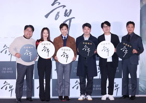 지난달 19일 서울 용산구 CGV용산아이파크몰에서 열린 영화 '승부' 언론시사회 및 기자간담회에서 감독과 출연 배우들이 포즈를 취하고 있다. 왼쪽부터 고창석, 문정희, 이병헌, 김형주 감독, 현봉식, 조우진. 연합뉴스