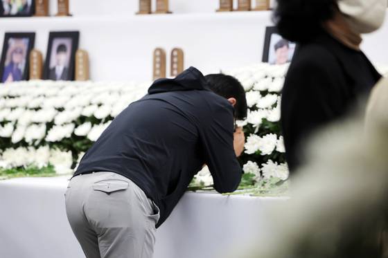 12·29 제주항공 여객기 참사 100일을 이틀 앞둔 5일 오전 전남 무안국제공항에서 열린 추모제에서 한 유가족이 오열하고 있다. 연합뉴스