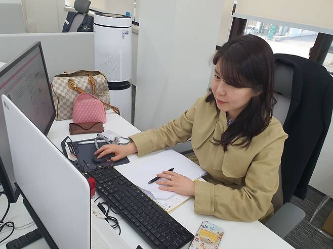 신혜진 모닝듀에프엔비(글로벌 소싱 업체) 팀장이 구매 업무를 보고 있다. 윤현주 기자
