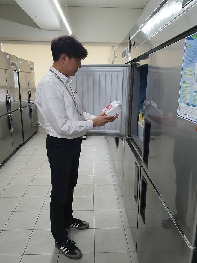 권순석 차장이 리얼베이스 영암무화과 제품 상태를 확인하고 있다. 윤현주 기자