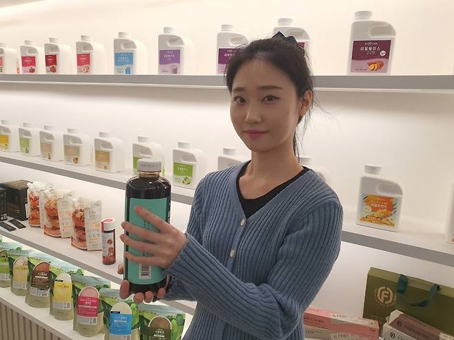 우경은 대리가 콜드브루 커피베이스 디카페인 제품을 소개하고 있다. 윤현주 기자