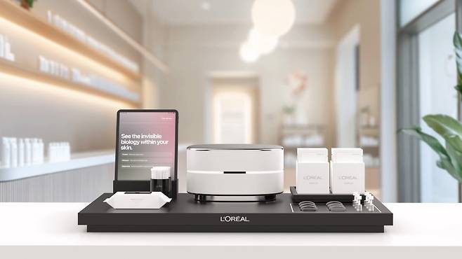 로레알그룹이 CES 2025에서 선보인 개인 맞춤형 피부 진단기기 ‘로레알 셀 바이오프린트’. 한국 스타트업 나노엔텍과 공동 개발했다. 로레알 제공