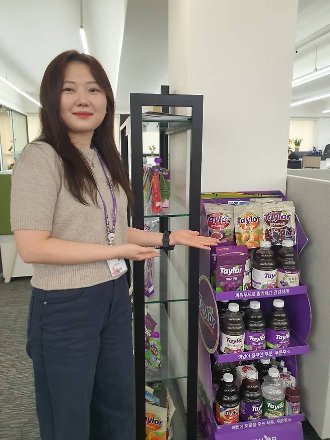 최다현 대리가 테일러팜스 제품들을 소개하고 있다. 윤현주 기자