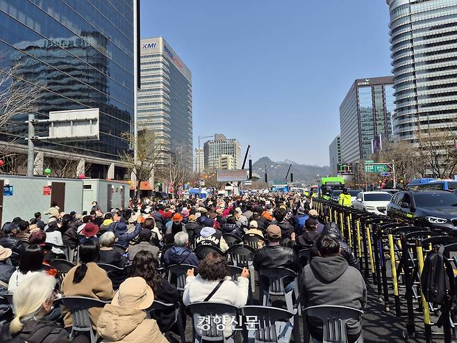 전광훈 목사가 이끄는 사랑제일교회가 6일 오전 서울 종로구 광화문 일대에서 주일 연합 예배를 하고 있다. 최경윤 기자