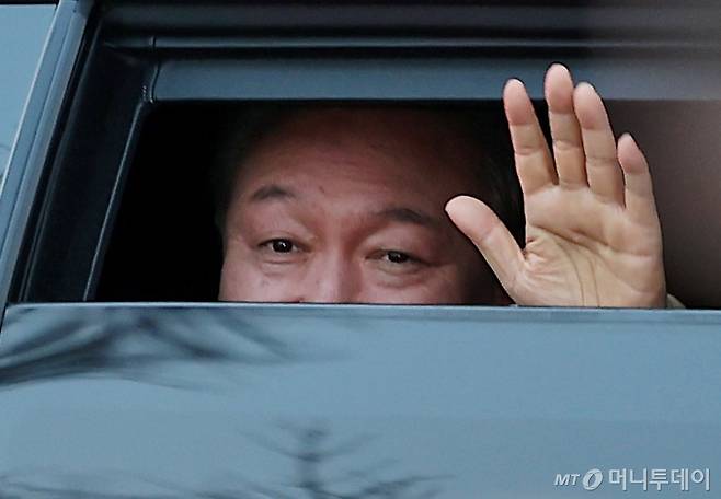 (서울=뉴스1) = 윤석열 대통령이 4일 헌법재판소가 대통령 탄핵을 인용하면서 파면됐다. 사진은 윤 전 대통령이 지난 3월 8일 서울 용산 대통령 관저 앞에서 석방 후 지지자들에게 인사하는 모습. (뉴스1 DB) 2025.4.4/뉴스1 Copyright (C) 뉴스1. All rights reserved. 무단 전재 및 재배포, AI학습 이용 금지. /사진=(서울=뉴스1)