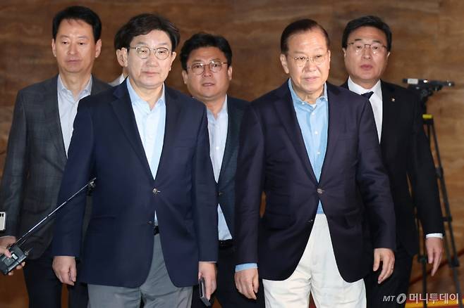 (서울=뉴스1) 이광호 기자 = 권영세 국민의힘 비상대책위원장과 권성동 원내대표가 6일 오후 서울 여의도 국회에서 열린 비상의원총회에 참석하고 있다. 2025.4.6/뉴스1 Copyright (C) 뉴스1. All rights reserved. 무단 전재 및 재배포, AI학습 이용 금지. /사진=(서울=뉴스1) 이광호 기자