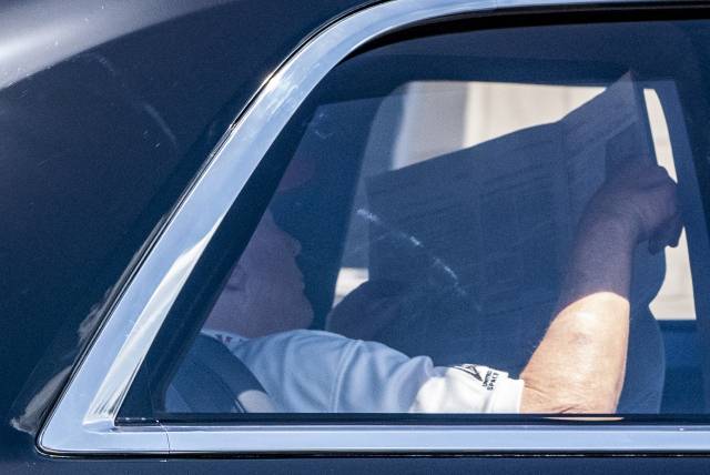 도널드 트럼프 미 대통령이 5일(현지 시간) 플로리다주 마러라고 리조트에서 증시 폭락을 다룬 월스트리트저널(WSJ)을 읽고 있다. AP연합뉴스