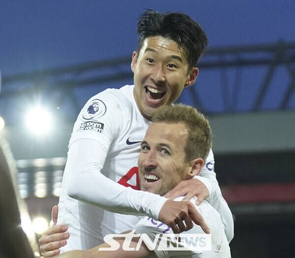 토트넘 홋스퍼에서 함께하면서 엄청난 시너지 효과를 보여줬던 손흥민과 해리 케인. 사진┃뉴시스/AP
