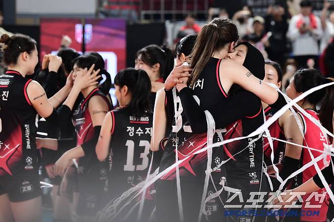 6일 대전 충무체육관에서 배구 V리그 여자부 챔피언결정전 4차전 정관장과 흥국생명의 경기가 열렸다. 정관장이 5세트 접전 끝에 승리했다. 승리가 확정되자 승리의 기쁨을 나누는 정관장 선수들. 대전=송정헌 기자songs@sportschosun.com/2025.04.06/