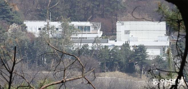 윤석열 전 대통령 파면 사흘째인 6일 서울 용산구 한남동 관저의 모습. 윤 전 대통령은 헌법재판소의 파면 결정 이후 한남동 관저에 머물며 대통령실 참모진이나 국민의힘 지도부 및 의원과 회동을 이어갔다. 신원건 기자 laputa@donga.com