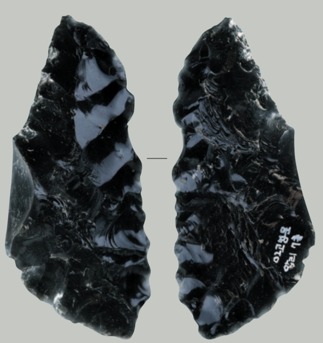 문암리에서 출토된 흑요석제 석기. 백두산 지역에서 온 것으로 추정된다. 국립문화유산연구원 제공