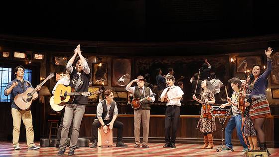 뮤지컬 원스 '프레스콜'에서 배우들이 주요 장면을 시연하는 모습. 이 작품에서 배우들은 본 공연 시작전 '프리쇼'를 진행한다. 관객들은 직접 무대 위를 밟으며프리쇼 장면을 코앞에서 볼 수 있다. 연합뉴스