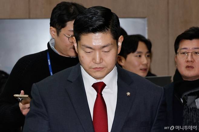 김재섭 국민의힘 의원이 11일 오후 서울 여의도 국회 소통관에서 윤석열 대통령 탄핵 찬성 기자회견을 하기 위해 입장하고 있다. 2024.12.11/사진=뉴스1 /사진=(서울=뉴스1) 안은나 기자