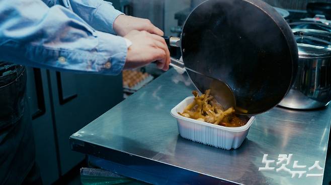 배달의민족이 오는 14일부터 포장 주문에 대해서도 6.8%의 수수료를 부과하겠다고 밝혔다. 남성경·박수연 크리에이터