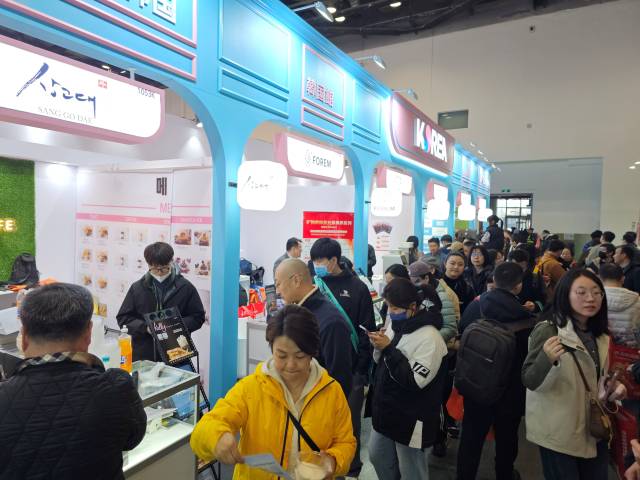 산업통상자원부와 한국무역투자진흥공단(KOTRA·코트라)은 올 상반기 중화권 수출 총력 지원을 위해 중국 대형 소비재 전시회에 한국관을 연달아 운영한다. 사진은 3월 베이징 프랜차이즈 전시회의 개막 당일 한국관 현장의 모습. 사진 제공=코트라