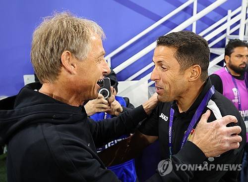 이라크 방송 '아이뉴스' 스포츠 프로그램 진행자이자 카타르 신문 '알라야' 기자인 알리 누리가 7일(한국시간) 자신의 사회관계망서비스(SNS)를 통해 이라크축구협회가 현재 아랍에미리트연합(UAE) 감독인 후세인 아무타를 차기 이라크 축구 국가대표팀 감독 1순위에 두고 협상 중이라고 전했다. 연합뉴스