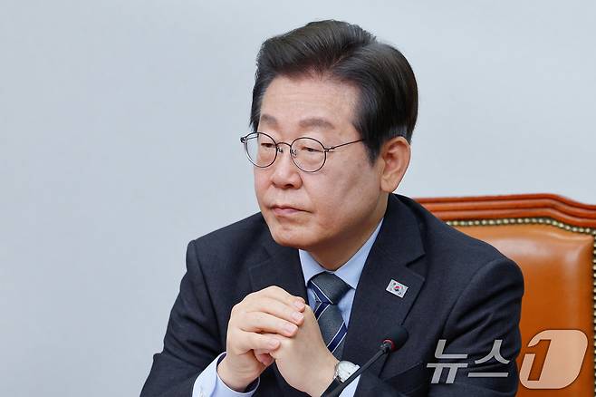 이재명 더불어민주당 대표가 7일 오전 서울 여의도 국회에서 열린 최고위원회의에 참석하고 있다. 2025.4.7/뉴스1 ⓒ News1 안은나 기자
