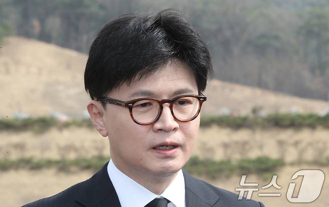 한동훈 전 국민의힘 대표가 25일 오전 대전 유성구 국립대전현충원 천안함 46용사 묘역에서 참배를 마치고 인터뷰를 하고 있다. 2025.3.25/뉴스1 ⓒ News1 김기태 기자