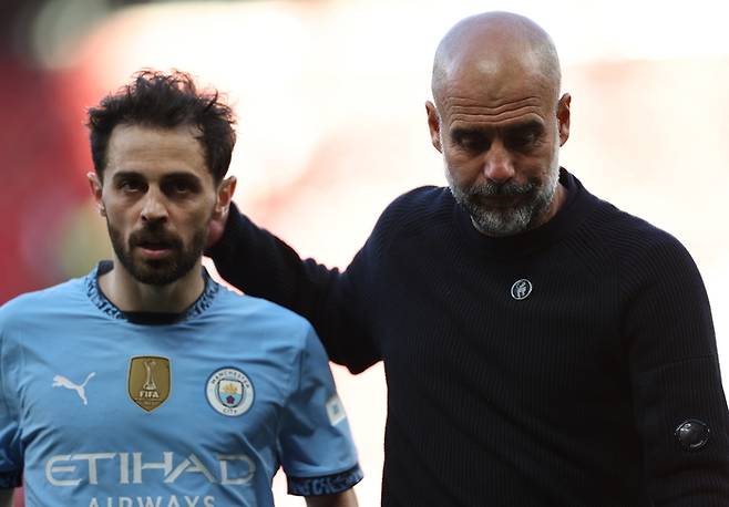 맨체스터 시티의 펩 과르디올라 감독과 베르나르두 실바. EPA연합뉴스