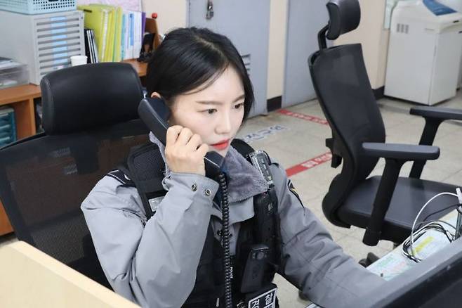 우영원 순경이 112신고 등 각종 업무를 처리하고 있는 모습. 우영원 순경 제공