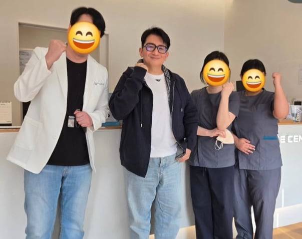 방시혁 하이브 의장이 직원들과 파이팅 포즈를 취하고 있다./인스타그램