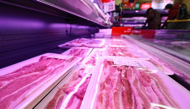 서울 시내 한 대형마트에 진열된 삼겹살의 모습./뉴스1