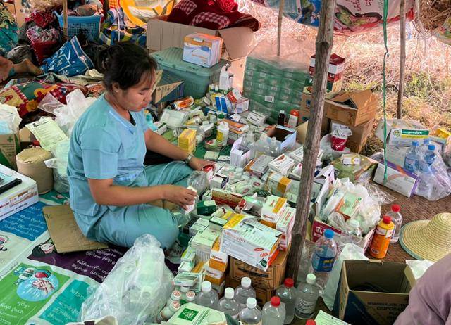 지난 4일 미얀마 만달레이에서 남서쪽으로 13㎞ 떨어진 이슬람 교인 마을 본우에에서 지진을 피해 인근 공터로 피신한 무슬림 미얀마인을 위해 파견된 병원 직원이 약품을 정리하고 있다. 본우에=허경주 특파원