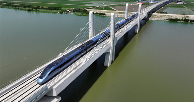 삽교고가 위를 열차가 달리고 있다. 국가철도공단은 4차산업혁명시대 첨단 기술을 활용한 무정차 열차 시스템 등 미래철도교통 연구에 적극 나서고 있다. 국가철도공단 제공