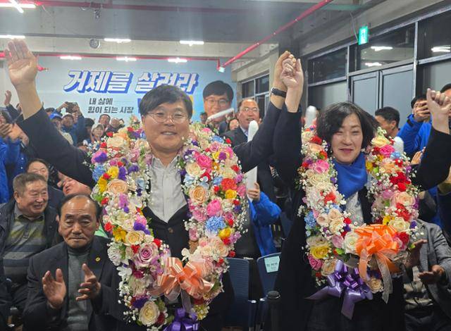 2일 실시된 거제시장 재선거에서 승리한 더불어민주당 소속 변광용(앞줄 왼쪽) 후보가 아내와 함께 자축하고 있다. 거제=연합뉴스