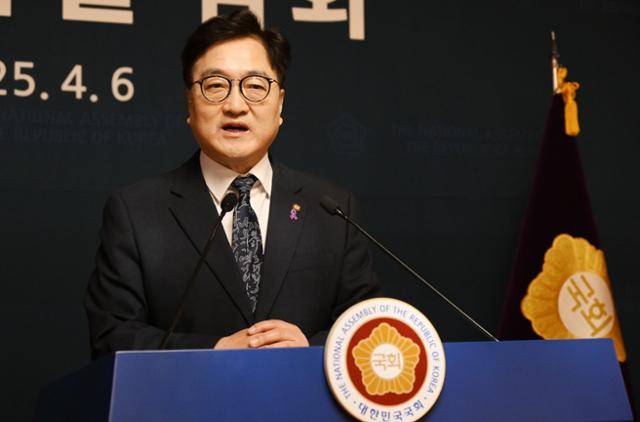 우원식 국회의장이 6일 국회 사랑재에서 개헌 특별 담화를 발표하고 있다. 고영권 기자