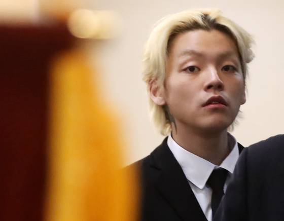 래퍼 노엘(본명 장용준)이 지난 2일 부산 해운대백병원 장례식장에 마련된 아버지 고(故) 장제원 전 국민의힘 의원의 빈소를 지키고 있다. 뉴스1